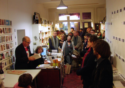 Lecture de Lucien Suel, en compagnie de Josiane Suel, lors du lancement de son poster, le 7 novembre 2009, Librairie Le lièvre de mars, Marseille