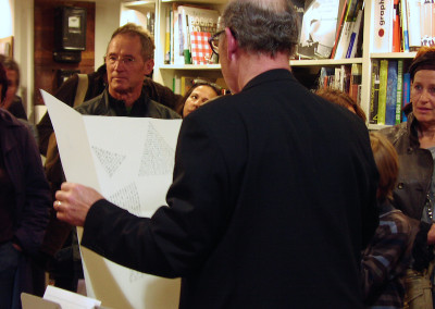 Lecture de Lucien Suel, lors du lancement de son poster, le 7 novembre 2009, Librairie Le lièvre de mars, Marseille