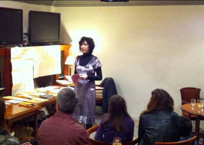 Lecture de Chantal Neveu lors du lancement des posters de Chantal Neveu et Éric Giraud à la Brasserie Jacques, Marseille, avec la librairie histoire de l'œil et en partenariat avec Autres & Pareils, 6 novembre 2010