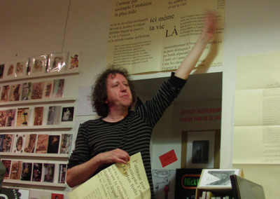 Lecture de Ian Monk, lors du lancement des posters de Dorothée Volut et Ian Monk, librairie Le lièvre de mars, Marseille, 19 novembre 2011.