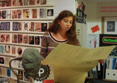 Lecture de Dorothée Volut, lors du lancement des posters de Dorothée Volut et Ian Monk, librairie Le lièvre de mars, Marseille, 19 novembre 2011.