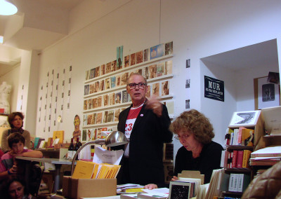 Lecture de Lucien Suel, en compagnie de Josiane Suel, lors du lancement de son poster, le 7 novembre 2009, Librairie Le lièvre de mars, Marseille