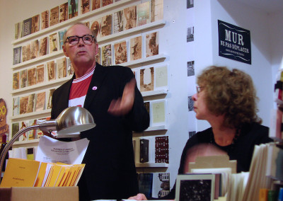 Lecture de Lucien Suel, en compagnie de Josiane Suel, lors du lancement de son poster, le 7 novembre 2009, Librairie Le lièvre de mars, Marseille