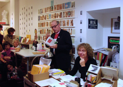 Lecture de Lucien Suel, en compagnie de Josiane Suel, lors du lancement de son poster, le 7 novembre 2009, Librairie Le lièvre de mars, Marseille