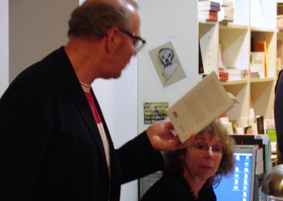 Lecture de Lucien Suel, en compagnie de Josiane Suel, lors du lancement de son poster, le 7 novembre 2009, Librairie Le lièvre de mars, Marseille