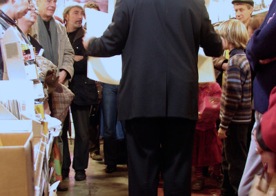 Lecture de Lucien Suel, lors du lancement de son poster, le 7 novembre 2009, Librairie Le lièvre de mars, Marseille