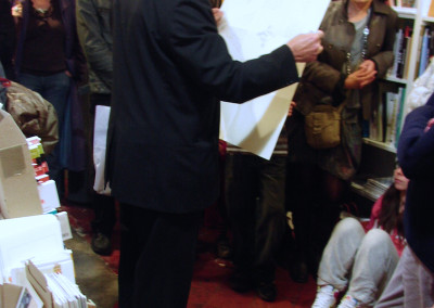 Lecture de Lucien Suel, lors du lancement de son poster, le 7 novembre 2009, Librairie Le lièvre de mars, Marseille