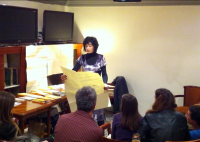 Lecture de Chantal Neveu lors du lancement des posters de Chantal Neveu et Éric Giraud à la Brasserie Jacques, Marseille, avec la librairie histoire de l'œil et en partenariat avec Autres & Pareils, 6 novembre 2010