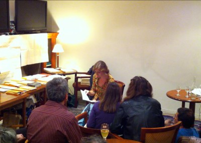 Lecture de Dorothée Volut à l'occasion de la sortie de son livre <i>Scènes extérieures</i> aux éditions Contre-Pied, lors du lancement des posters de Chantal Neveu et Éric Giraud à la Brasserie Jacques, Marseille, avec la librairie histoire de l'œil et en partenariat avec Autres & Pareils, 6 novembre 2010