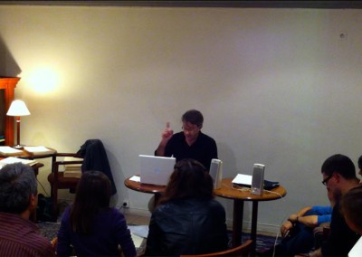 Lecture de Éric Giraud lors du lancement des posters de Chantal Neveu et Éric Giraud à la Brasserie Jacques, Marseille, avec la librairie histoire de l'œil et en partenariat avec Autres & Pareils, 6 novembre 2010