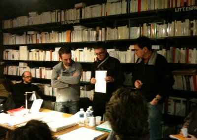 Présentation par Éric Suchère, Nicolas Tardy et Olivier Domerg de <i>Bien des années que</i>, poster d'Éric Suchère lors de la soirée de lancement en partenariat avec Contre-pied, à la Librairie L'odeur du Temps, Marseille, 30 janvier 2010.