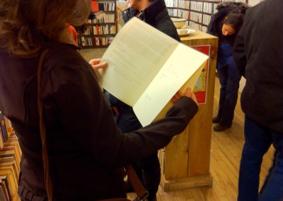 Présentation de Contre-mur et du poster de Chantal Neveu à la Librairie Le Port de tête, Montréal, 13 janvier 2011.