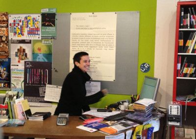 Lancement des posters de Marie-Luce Ruffieux et de Dominique Meens et exposition des posters - Librairie histoire de l'œil, Marseille, 1er décembre 2012. Poster : Dominique MeensLa libraire : Nadia Champesme
