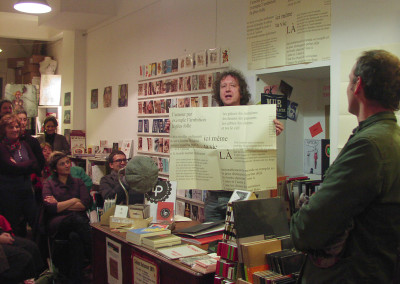 Lecture de Ian Monk, lors du lancement des posters de Dorothée Volut et Ian Monk, librairie Le lièvre de mars, Marseille, 19 novembre 2011.
