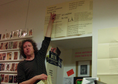 Lecture de Ian Monk, lors du lancement des posters de Dorothée Volut et Ian Monk, librairie Le lièvre de mars, Marseille, 19 novembre 2011.