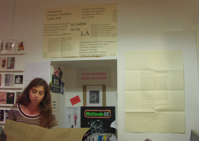 Lecture de Dorothée Volut, lors du lancement des posters de Dorothée Volut et Ian Monk, librairie Le lièvre de mars, Marseille, 19 novembre 2011.