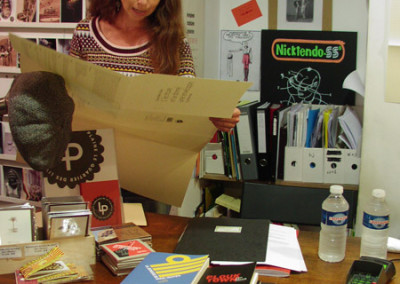 Lecture de Dorothée Volut, lors du lancement des posters de Dorothée Volut et Ian Monk, librairie Le lièvre de mars, Marseille, 19 novembre 2011.