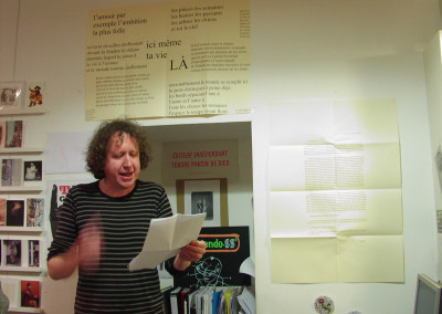 Lecture de Ian Monk, lors du lancement des posters de Dorothée Volut et Ian Monk, librairie Le lièvre de mars, Marseille, 19 novembre 2011.