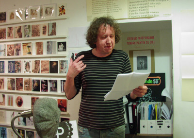 Lecture de Ian Monk, lors du lancement des posters de Dorothée Volut et Ian Monk, librairie Le lièvre de mars, Marseille, 19 novembre 2011.