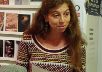 Lecture de Dorothée Volut, lors du lancement des posters de Dorothée Volut et Ian Monk, librairie Le lièvre de mars, Marseille, 19 novembre 2011.