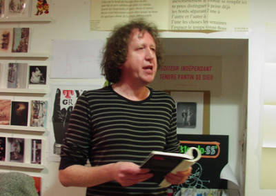 Lecture de Ian Monk, lors du lancement des posters de Dorothée Volut et Ian Monk, librairie Le lièvre de mars, Marseille, 19 novembre 2011.